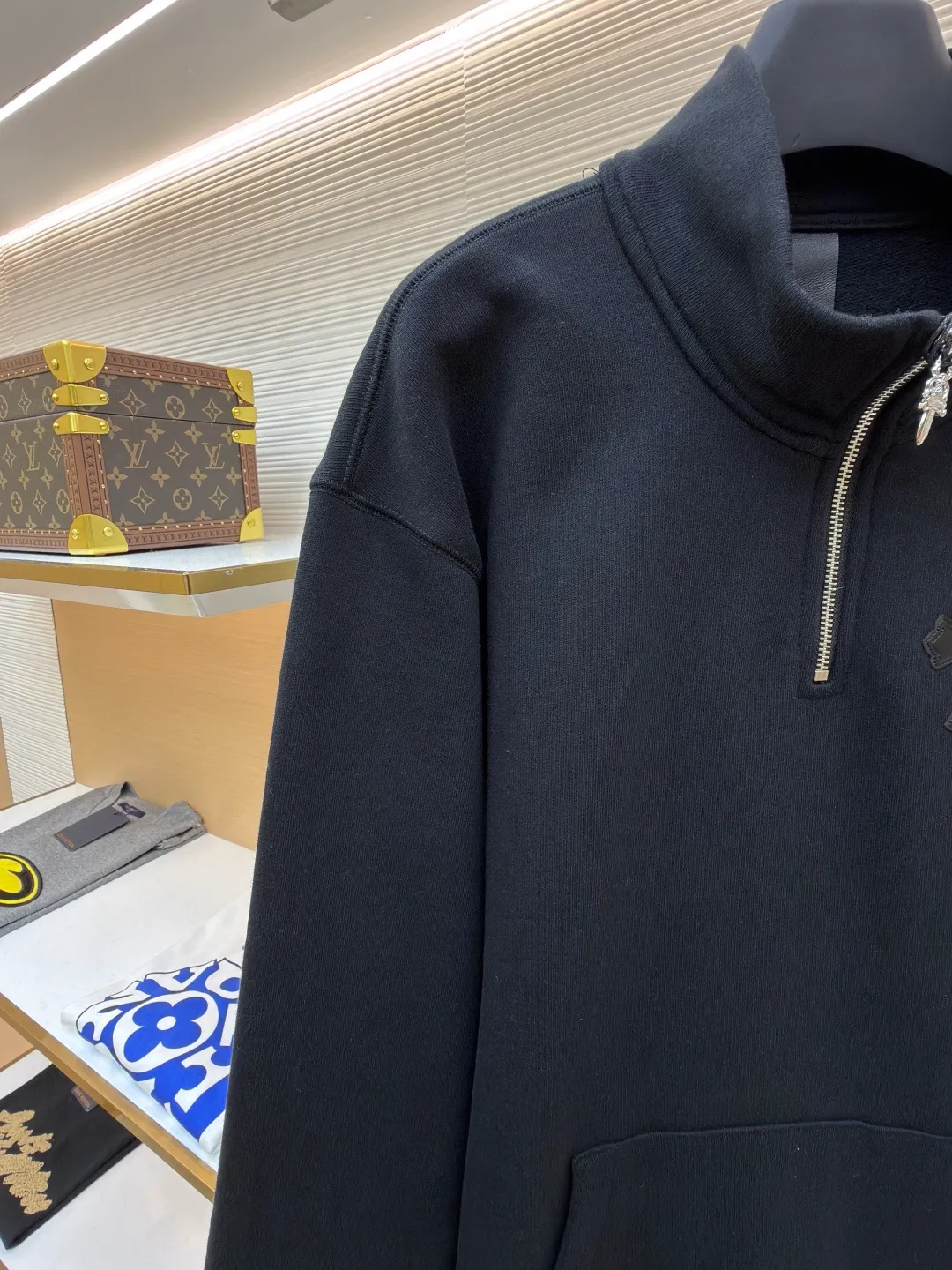 Chrome Hearts leather cross half-zip sweatshirt ●Original version: purchased and developed in 20999 ●Item number: 16802137-A75 ●Material: cotton fabric ●Technology: leather production ●Color: black ●Version: fitted version ●Weight: about 920 grams ●Size: S-M-L-XL ●Description: Made of high-weight pure cotton terry fabric, pre-shrunk to ensure wearing stability, three-dimensional leather cross labeling The half-zip neckline is equipped with a dagger-shaped zipper pull, combined with a curved hem and a kangaroo pocket. The overall wiring is straight and delicate, the fabric is comfortable and soft, and the color is consistent without color difference. It can be matched with the same style to create a fashionable look and control various occasions. Customized accessories, complete with three standards, same style for men and women!